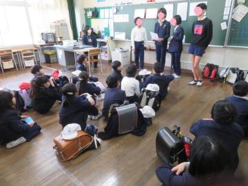 教室での岡地区児童会で3学期の反省をする6年生の様子