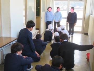 校舎内での神種新登校班の並び順を確かめる児童たちの様子