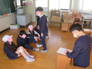 教室での豊岡新登校班の並び順を確認する児童たちの様子