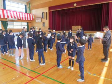 体育館でのみどり丘新登校班の並び順を確かめる児童たちの様子