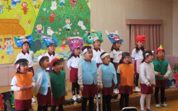 遊戯室で園児たちが劇をしている様子