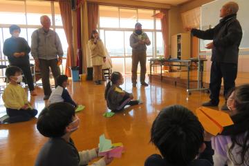 遊戯室で園児たちが昔遊びをしている様子