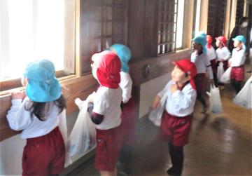 姫路城の廊下の窓から園児たちが景色を見ている様子