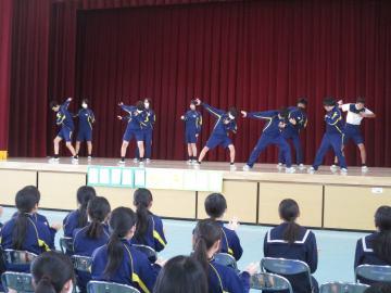 2組のグループが体育館の壇上でダンスする様子