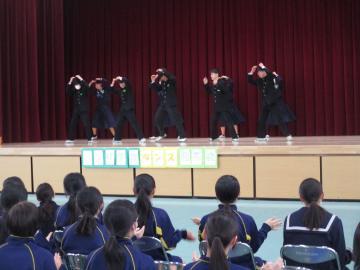 4組のグループが体育館の壇上でダンスを踊る様子