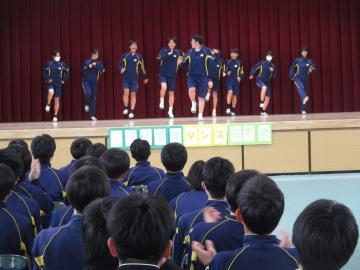 3組のグループが体育館の壇上でダンスを踊る様子