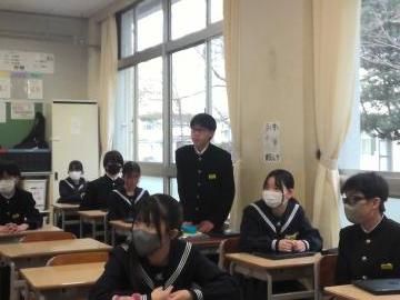 美化部の生徒が教室で、学活の時間に呼びかけをしているようす