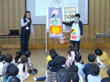 ヤクルトさんからおなかの中の仕組みについて話を聞いている様子