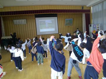 遊戯室でおなか元気体操をしている園児たちの様子