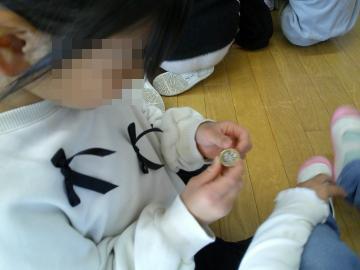 スコットランドの硬貨を見ている様子