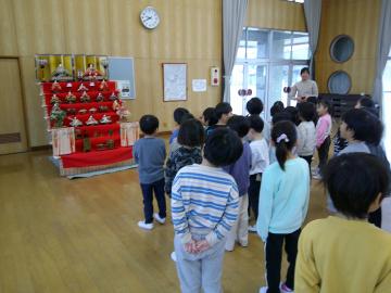 おひなさまに向かって歌を歌っている子供たちの様子