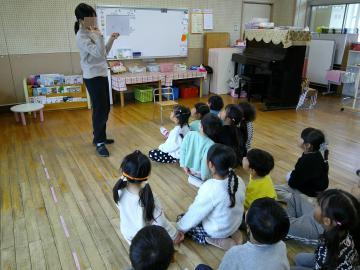 3歳児の部屋でクイズに答えている子供たちの様子