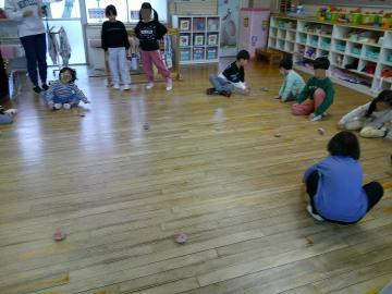 3歳児の部屋でこま回しをしている子供たちの様子