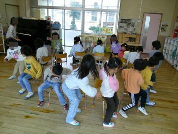 4歳児の部屋でいす取りゲームをしている子供たちの様子
