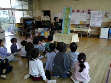 5歳児の部屋で大型絵本を見ている子供たちの様子