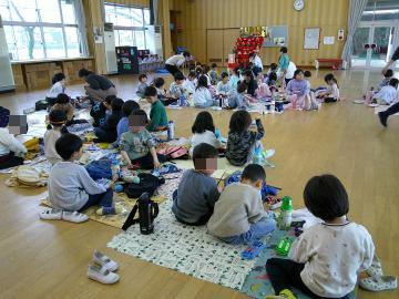 遊戯室でお弁当を食べている子供たちの様子