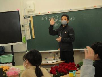 講師の先生が誰にお花を贈りますか？と問いかけられています。