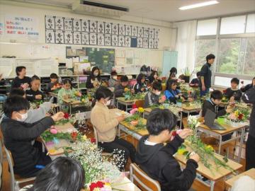 贈る人を想像しながら花を切っています。