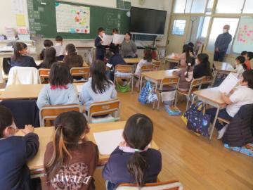 はじめのことばをいう1年生