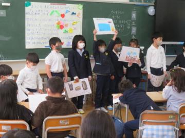 小学校の教室について説明する1年生