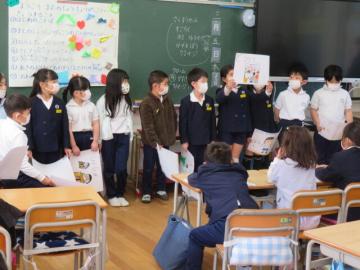 小学校の7学習について説明する1年生