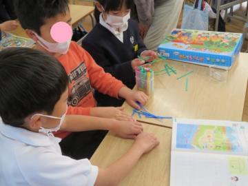 算数セットのかぞえぼうを体験する新1年生