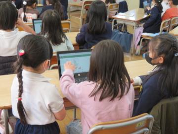 学習者用端末でパズルに挑戦する新1年生その1