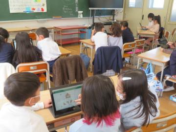 学習者用端末でパズルに挑戦する新1年生その2