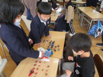 まつぼっくり玉入れに挑戦する新1年生