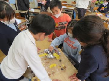 どんぐりめいろを体験する新1年生