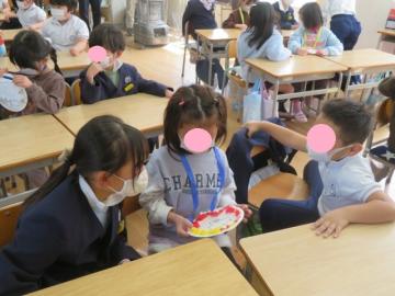 新1年生にメダルをプレゼントする1年生その1