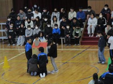 体育館で2年生が寸劇をしているところ