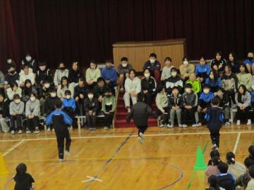 体育館で2年生が縄跳びをしているところ