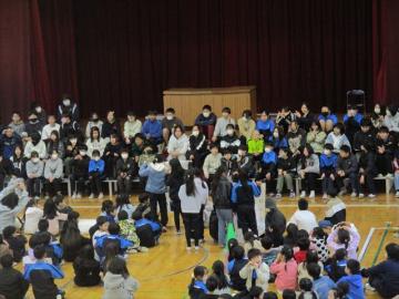 体育館で3年生がクイズを出しているところ