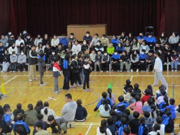 体育館で4年生が寸劇をしているところ