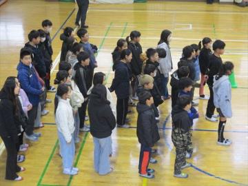 体育館で5年生が歌を歌っているところ