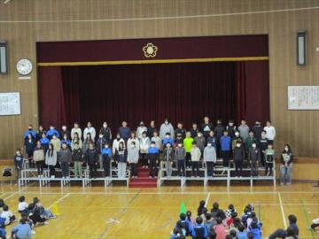体育館で6年生が合唱しているところ