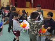 会場で6年生に感謝の気持ちと贈り物を渡している児童たちの様子