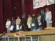 体育館の壇上で6年生への感謝クイズをする児童たちの様子