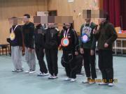 体育館内でプレゼントを受け取って嬉しそうな6年生の児童たちの様子