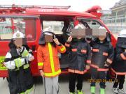 消防士さんの格好で記念撮影する別の児童たちの様子