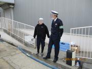 屋外で警官と話をする児童の様子