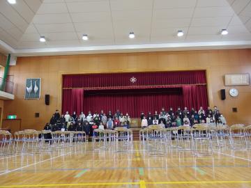 体育館の壇上でで6年生が門出の言葉を練習している。