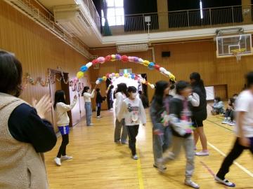 6年生が体育館に入場している