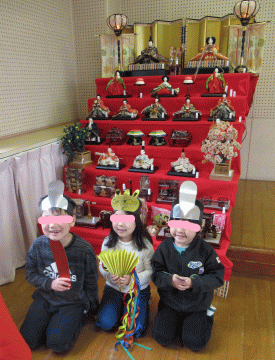 雛人形と雛人形に変身した子ども達記念撮影をしています