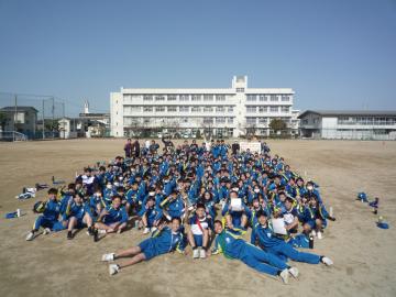 グラウンドで2年生が集合している写真