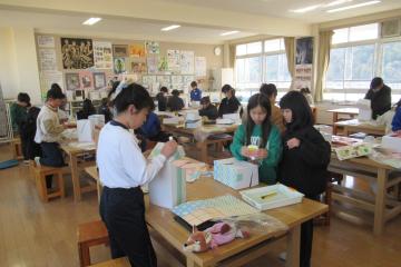 4年生がダンボ－ルを使って、引き出しやしきりを作っている様子