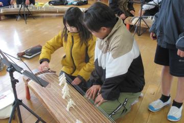 グループの人に見守られながら練習している様子