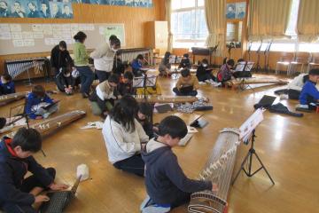 4年生が交代で箏の演奏の練習をしている様子