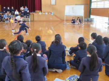 体育館での2年生と6年生によるボーリング対決の様子